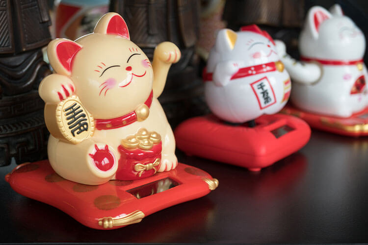 maneki neko con dos patas arriba